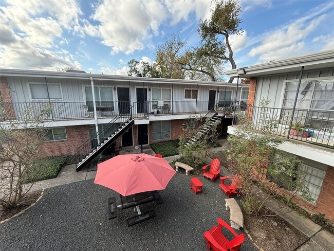 Building Photo - 425 E 9th St