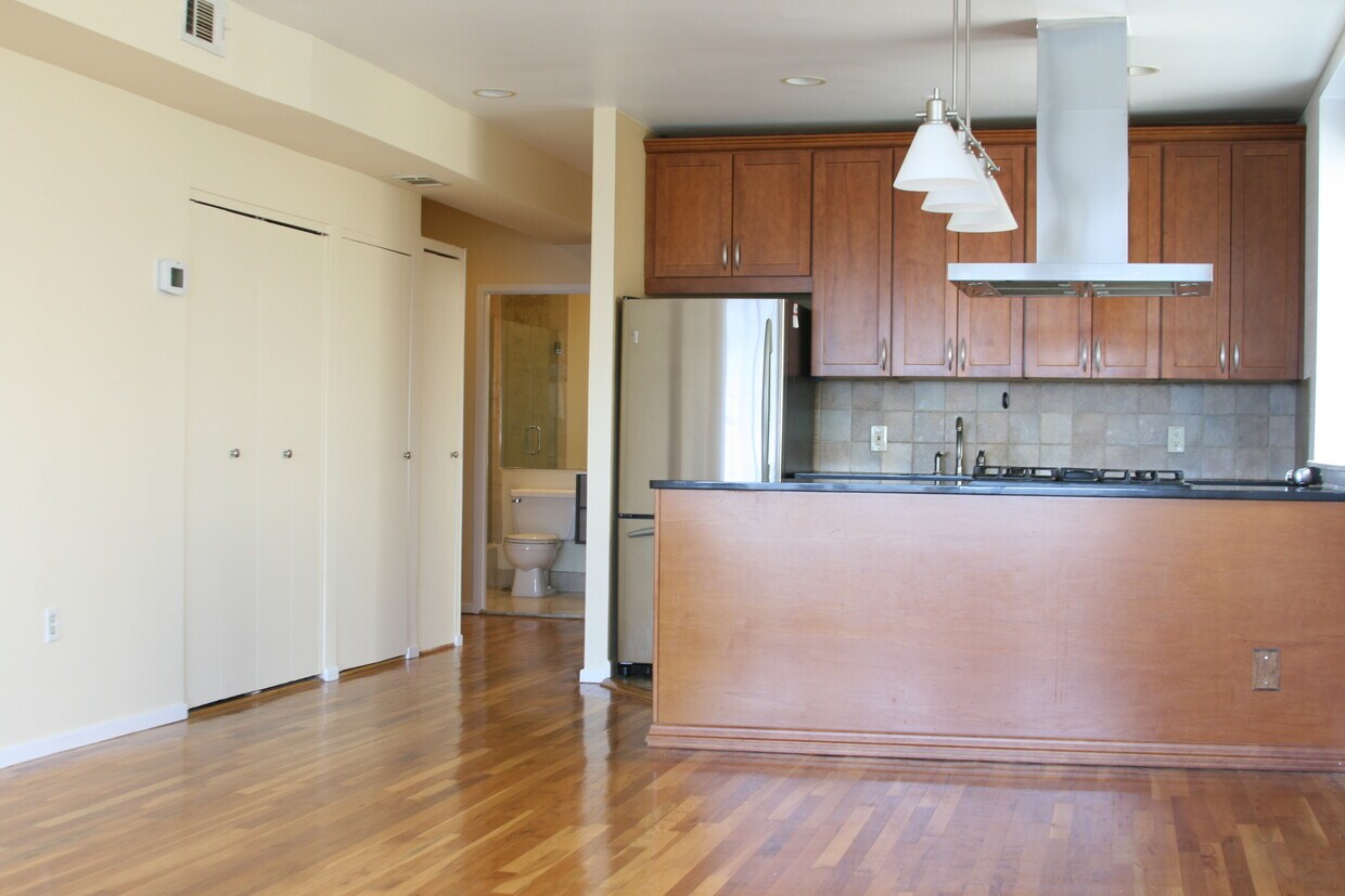 Living room/ kitchen - 522 Gregory Ave
