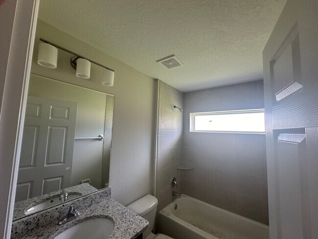 Foto del edificio - Brand New CBS construction 3 Bedroom 2 bat...