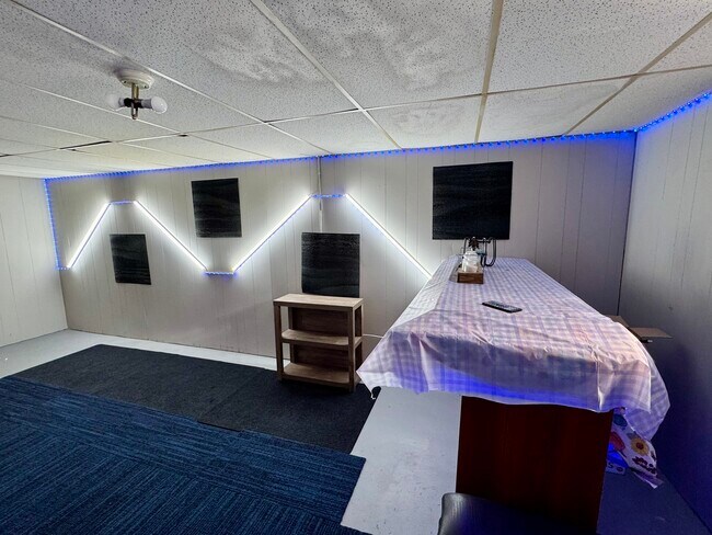 Sótano parcialmente terminado - 8900-8916 W Howard Ave