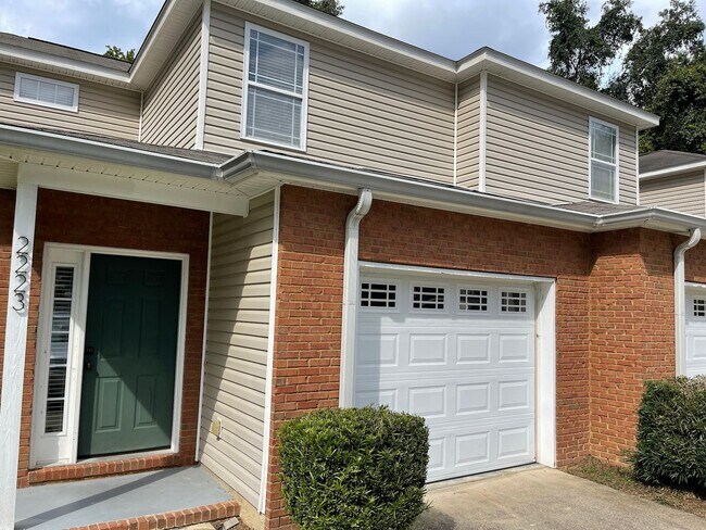 Foto del edificio - Spacious 3 Bedroom 2 Bath Townhome Close t...