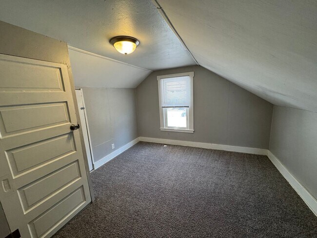 Building Photo - 2 bedroom 1 bath home in East Moline