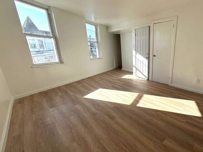 Foto del edificio - 681 Rhinelander Ave