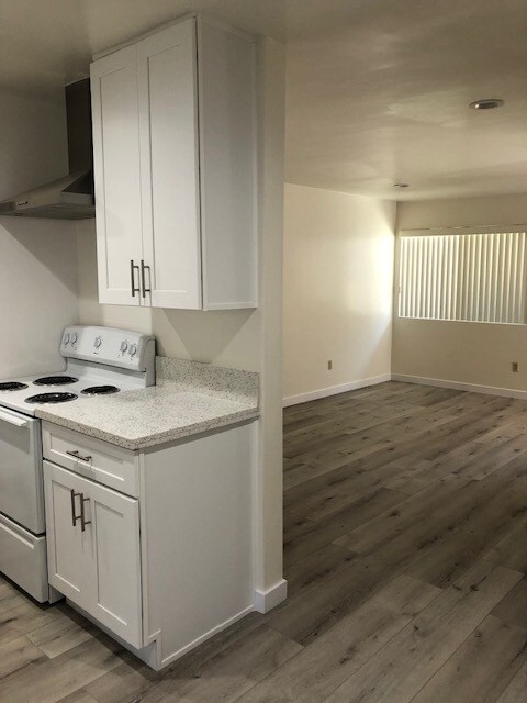 COCINA/SALA DE ESTAR - 1922 Curtis Ave