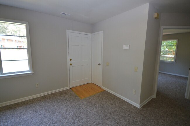 Building Photo - 3041 Woods Place- Bev Roberts Rentals & Pr...