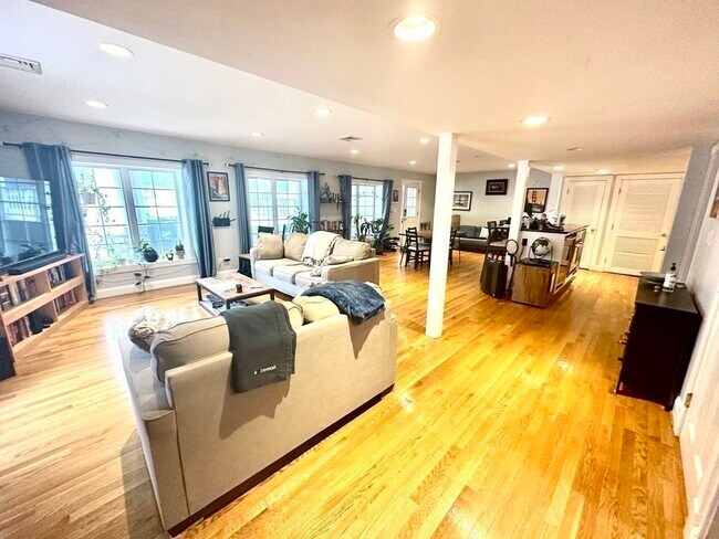 Foto del edificio - 139 Fresh Pond Pkwy