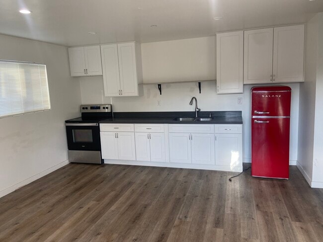 Kitchen - 221 Plymouth Dr