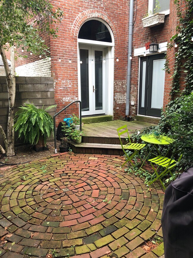 Foto del edificio - 1819 Sarah St