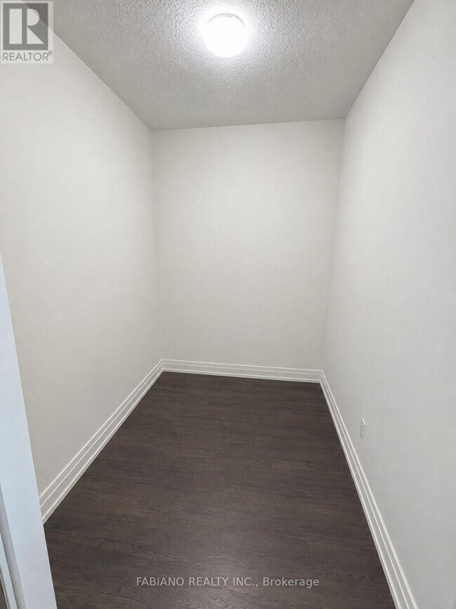 Photo du bâtiment - 3600 Hwy 7 W
