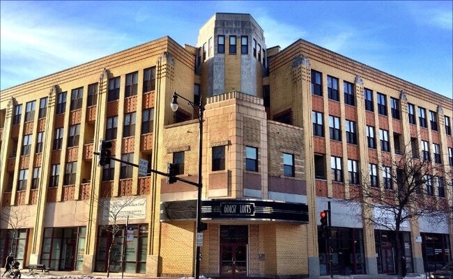 Photo - 1645 W School St (Chicago, IL) Apartment