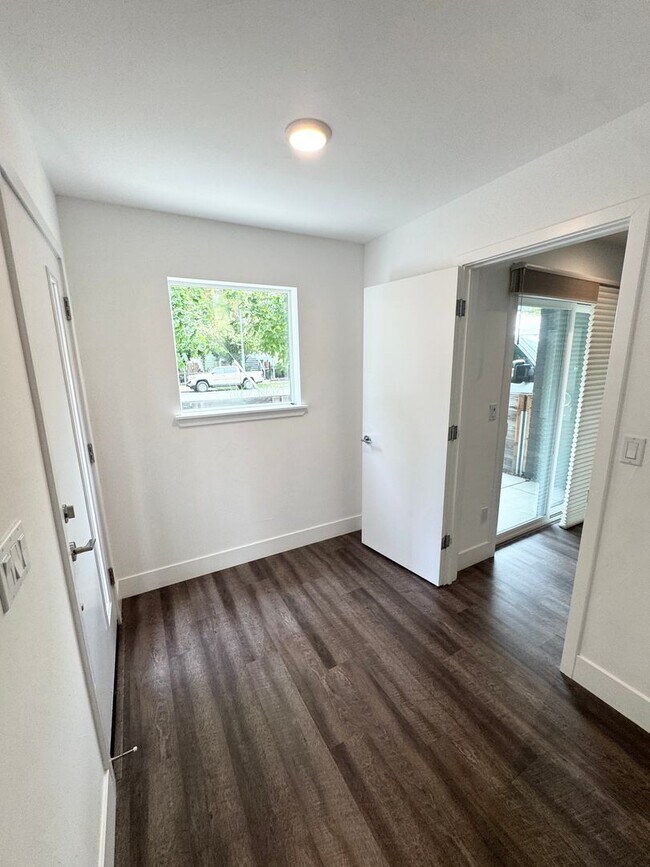 Foto del edificio - Luxury 3 Bed / 3 Bath Modern Home in Downtown Sacramento – Mansion Flats