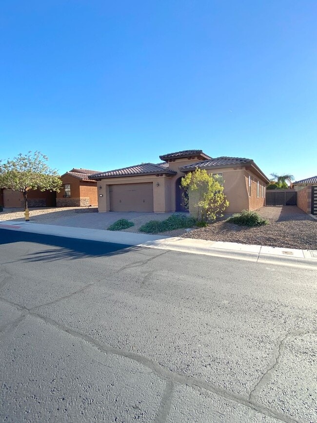 Building Photo - Great single story home 4 beds 3 baths in ...