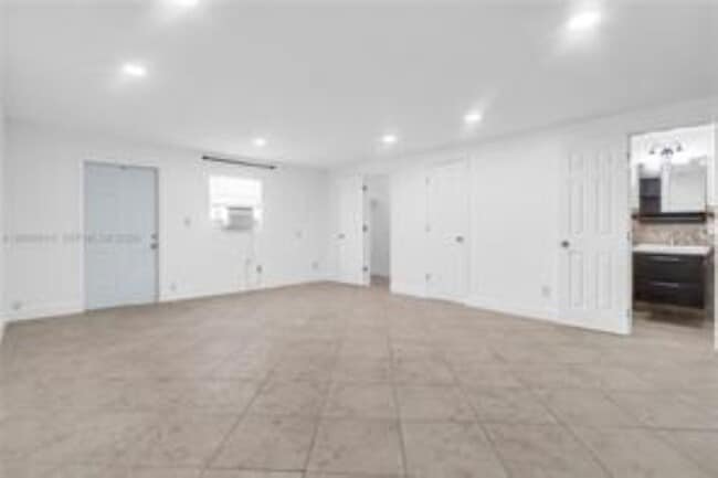 Building Photo - 1041 NE 9th Ave