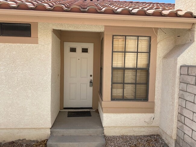 Building Photo - SE!!! 1 Story Home, 2 bedrooms, 2 Car Gara...