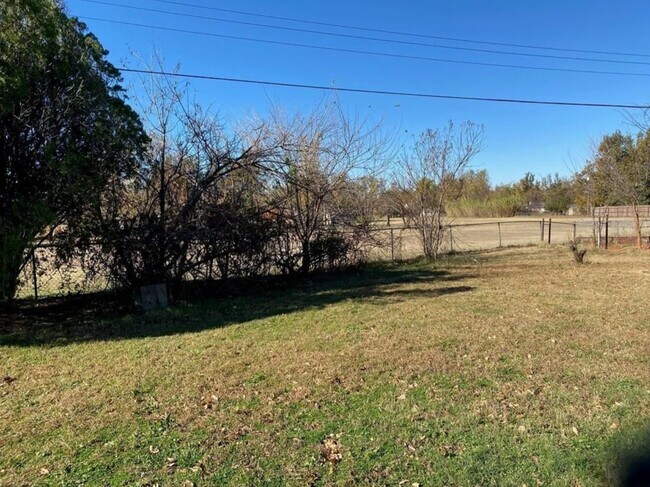 Building Photo - 939 S Meadow Ln