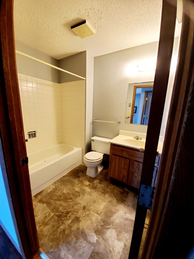 Building Photo - 517 Village Dr