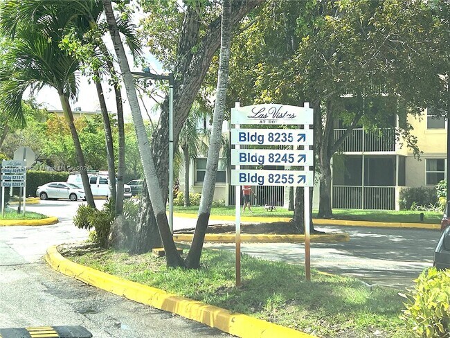 Foto del edificio - 8255 Lake Dr