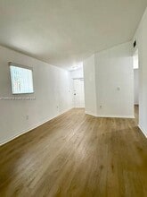 Building Photo - 985 NE 33rd Terrace