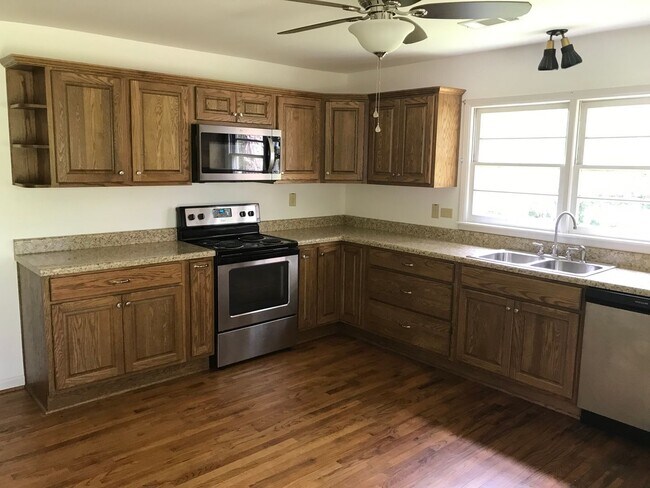 Building Photo - Home on acreage