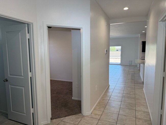 Building Photo - 9427 E Alfalfa Dr