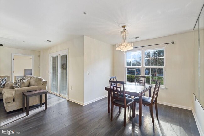 Foto del edificio - 8901 Stone Creek Pl