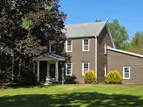Building Photo - 87 W Surrey Ln