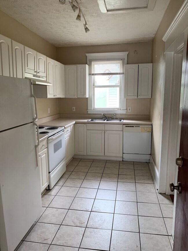 Building Photo - Beautiful Riverside Apartment - No App Fee!