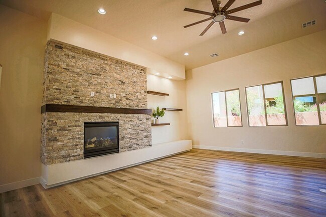 Building Photo - Stunning 4 Bedroom Home in Sand Hollow