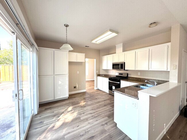 Foto del edificio - Gorgeously Updated 4 Bed 2.5 Bath + Den/5t...