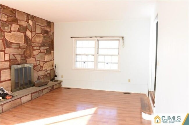 Building Photo - 123 Metlars Ln