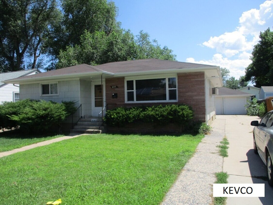Foto principal - Massive Three Bedroom Home with Yard!