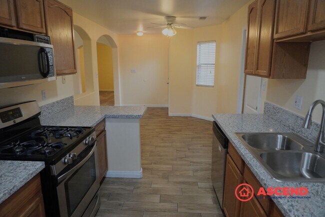 Building Photo - North Bakersfield 3 Bed + Den | Spacious Yard