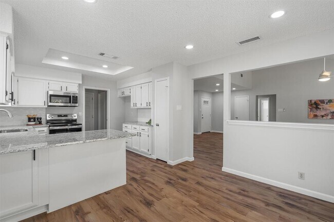 Building Photo - 101 N Kings Canyon Dr