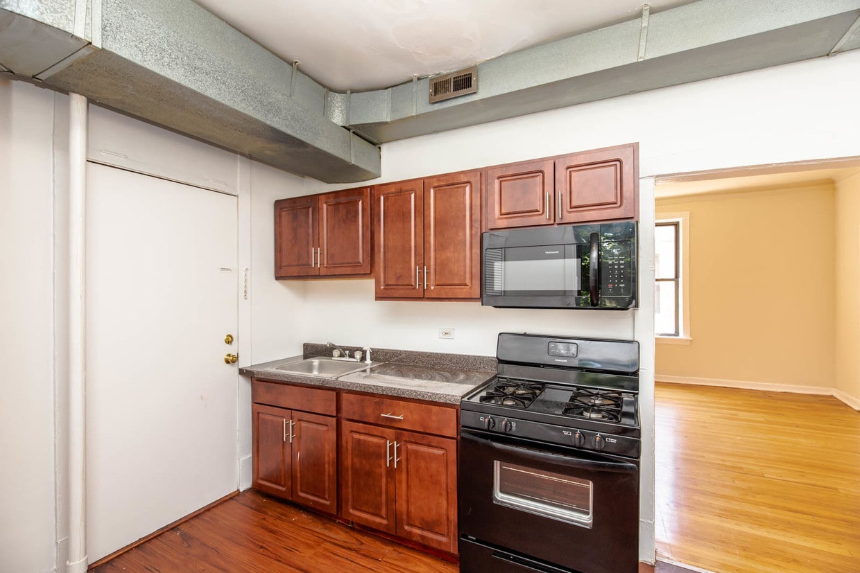 Primary Photo - 1022 E Hyde Park Blvd
