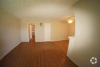 Foto principal - 6632 Darby Ave