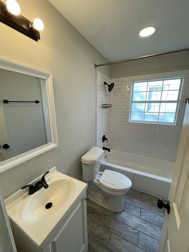 Foto del edificio - 732 Cedarhurst Rd