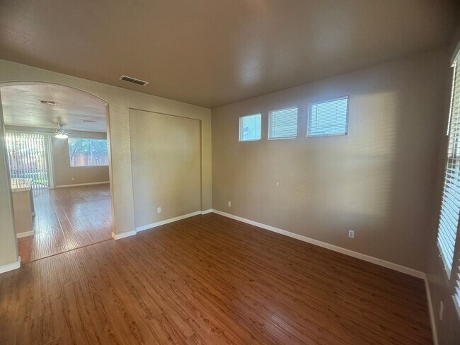 Building Photo - Spacious 4 Bedroom Home in Elk Grove