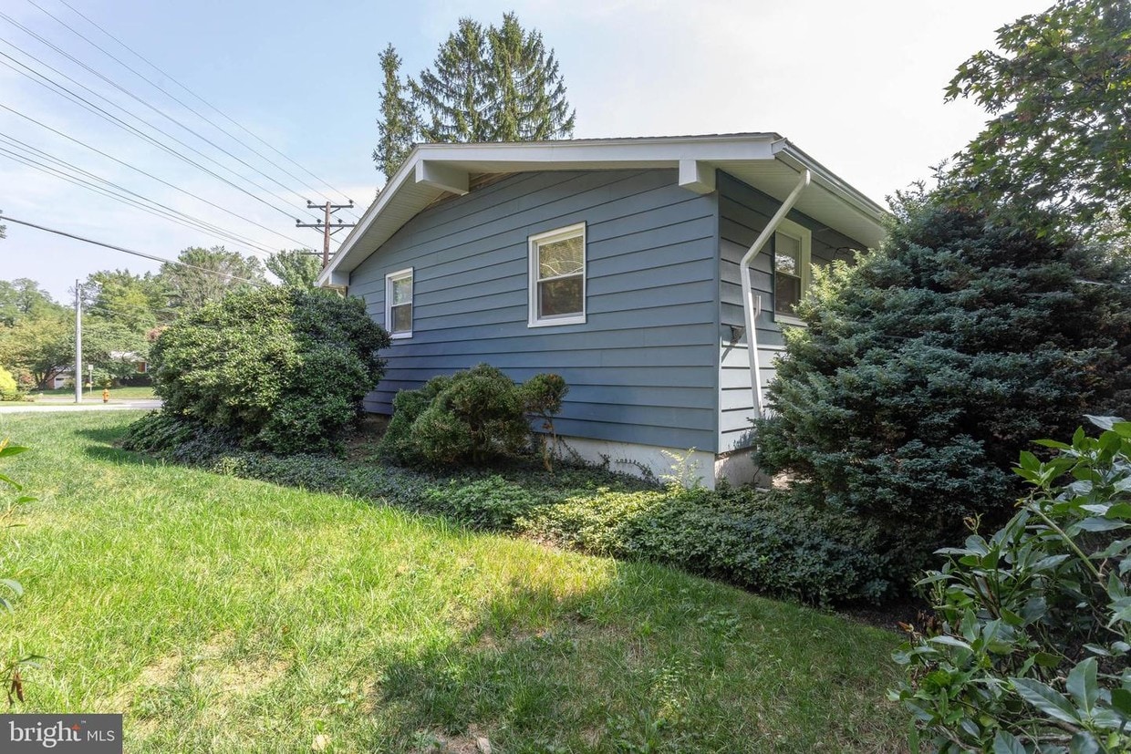 Primary Photo - 115 W Seminary Ave