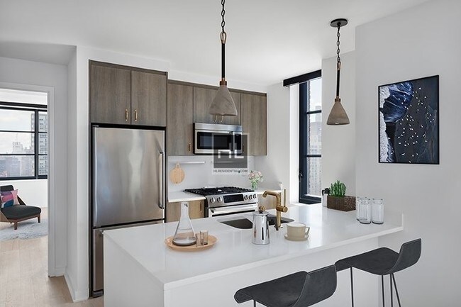 Building Photo - 515 W 38th St