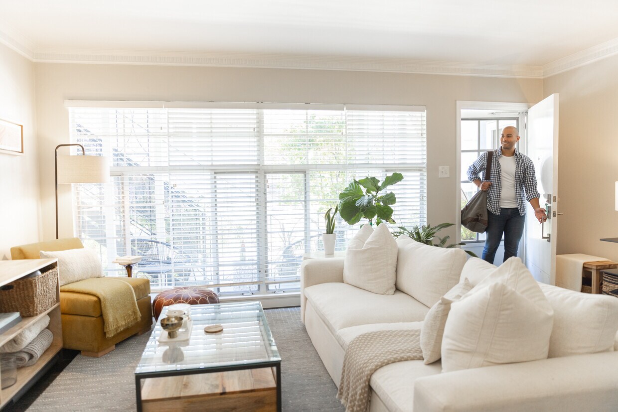 Foto principal - 1119 N Sweetzer Ave