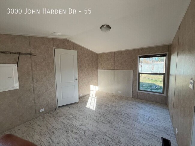 Foto del edificio - 3000 John Harden Dr