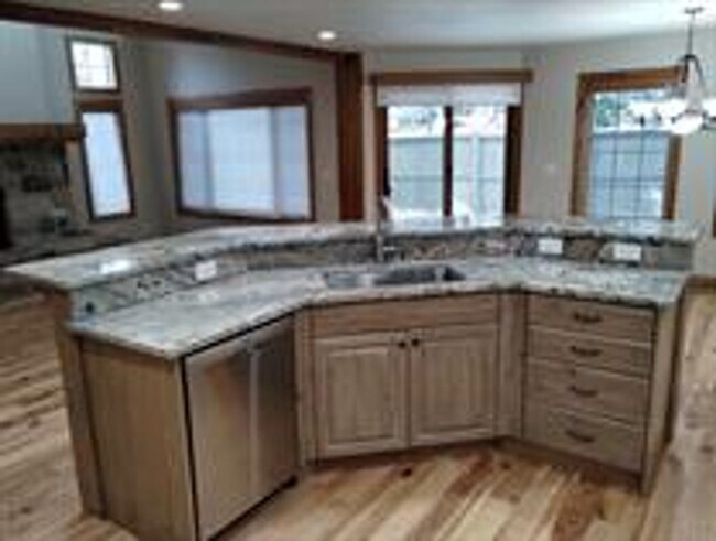 Foto del edificio - Spacious Cottonwood Heights Home with Vaulted Ceilings & Finished Basement