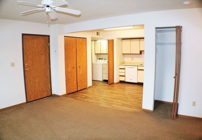 Building Photo - $1,025 | 2 Bedroom, 1 Bathroom 1st Floor C...