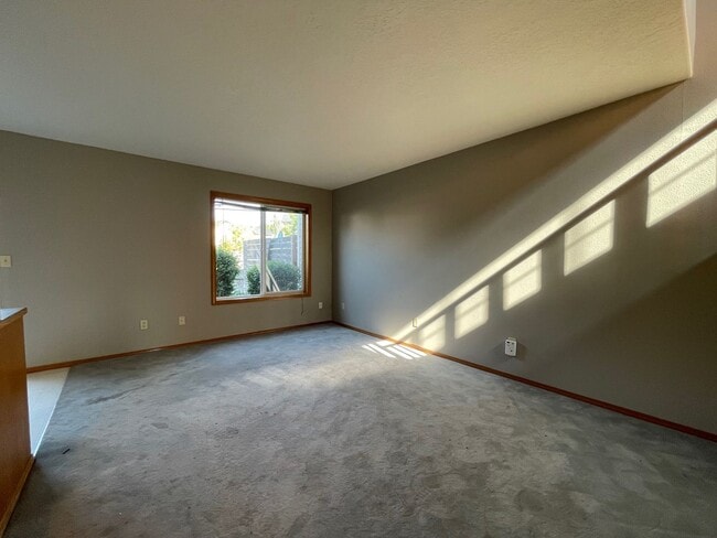 Building Photo - 4199-4199 SE Oak St