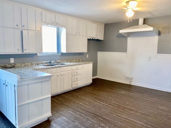 Foto del edificio - Handyman Special $0 First Month's Rent / “You fix, you SAVE BIG!!” Contact Mayshell for details: ...