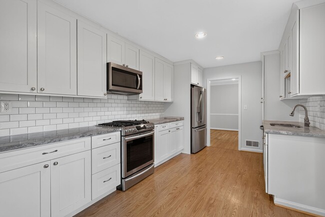 Updated kitchen - 6905 Stonewood Ct