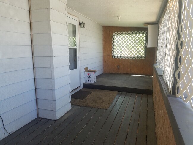 Building Photo - ALL INCLUSIVE DARLING 1 BED 1 BATH DUPLEX-...