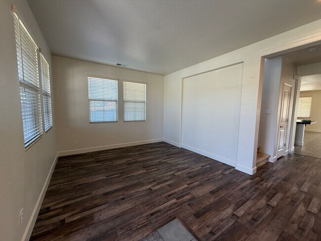 Building Photo - Spacious 4 Bedroom, 2.5 Bath in North Valleys