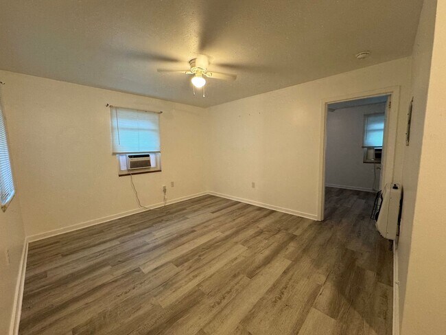 Foto del edificio - Pensacola - Warrington - 1 Bedroom, 1 Bathroom