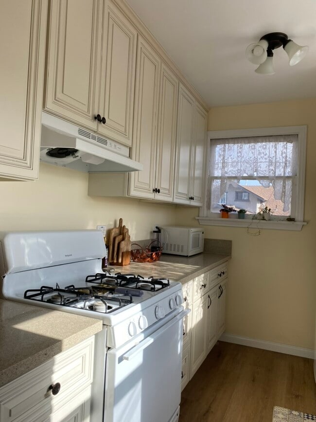 Building Photo - 3425 1/2 E 5th St